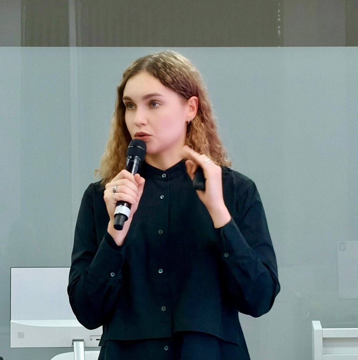 Анна Белинская выступает с докладом
